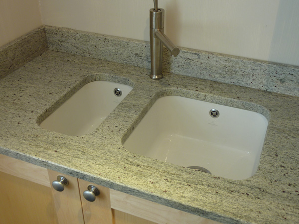 undermounted ceramic sink in Kashmir white kitchen worktop