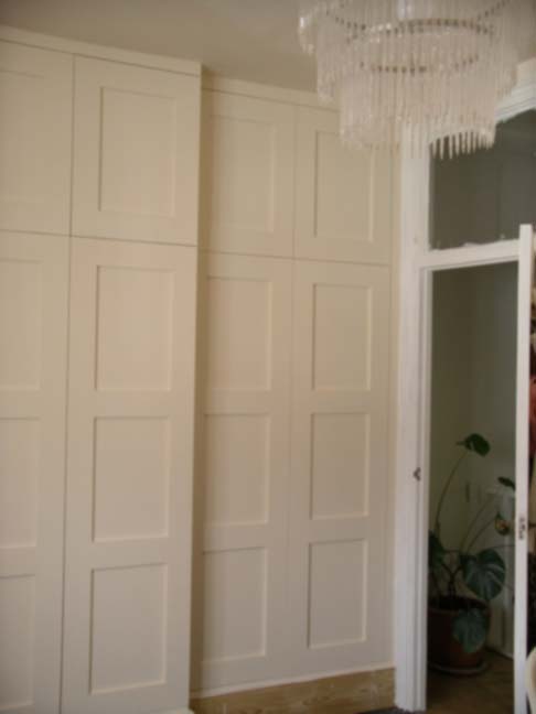fitted traditional style
              wardrobe with panelled doors